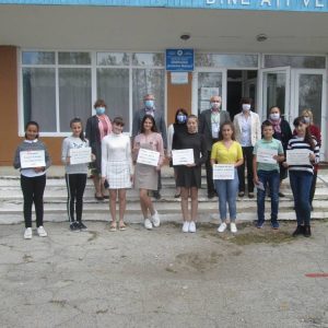 Consiliul elevilor felicită cadrele didactice cu prilejul Zilei pedagogului.
