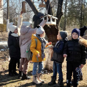 Copiii clasei a II-a au construit căsuțe pentru păsări și au instalat hrănitori în parcul școlii